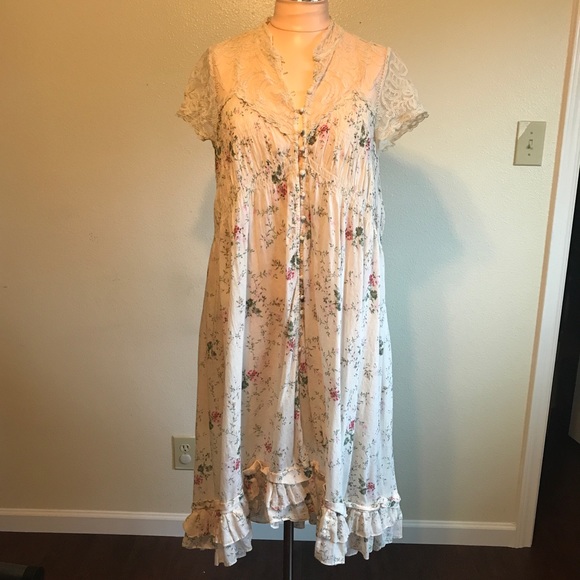 Free People Dresses & Skirts - Decadent FREE PEOPLE flowy midi dress 🌸💫💕